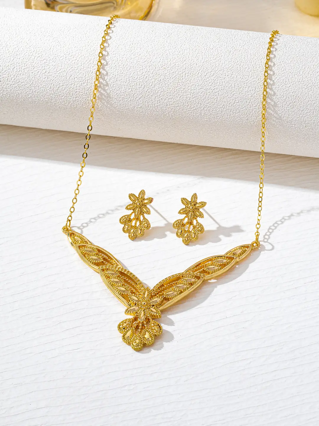 Xiyin Cross-Border European and American Personalized French Light Luxury Splicing Flower Necklace Earrings Jewelry Set for Women Elegant and Versatile — feature 3