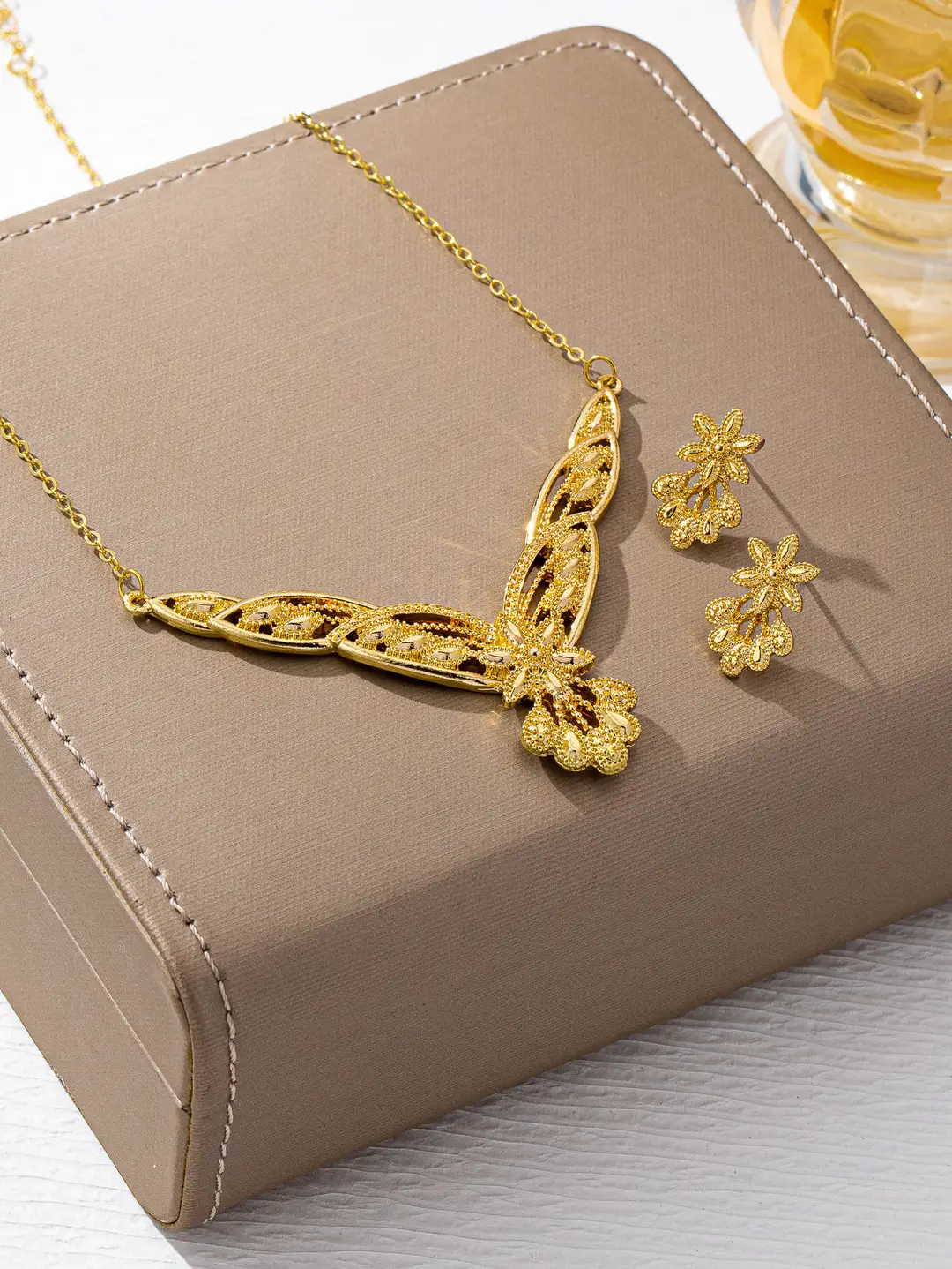 Xiyin Cross-Border European and American Personalized French Light Luxury Splicing Flower Necklace Earrings Jewelry Set for Women Elegant and Versatile — feature 4