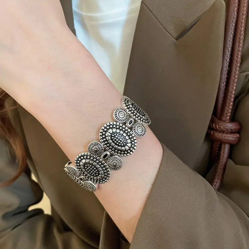European and American Metal Heavy Industry Open Bracelet New Fashion Exquisite Attendance Armband Accessible Luxury High-End Design Hand Jewelry for Women
