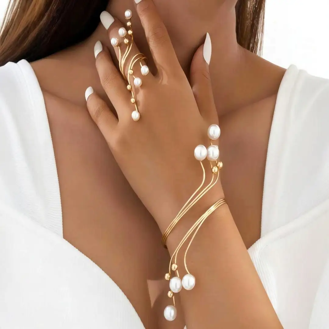 Cross-Border Popular Geometric Pearl Bracelet Set with Unique Design, Metal Interlocking Rings, European and American Light Luxury Jewelry — feature 3