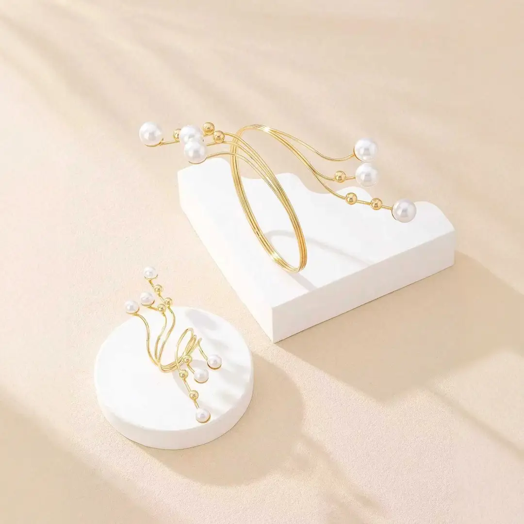 Cross-Border Popular Geometric Pearl Bracelet Set with Unique Design, Metal Interlocking Rings, European and American Light Luxury Jewelry — feature 6