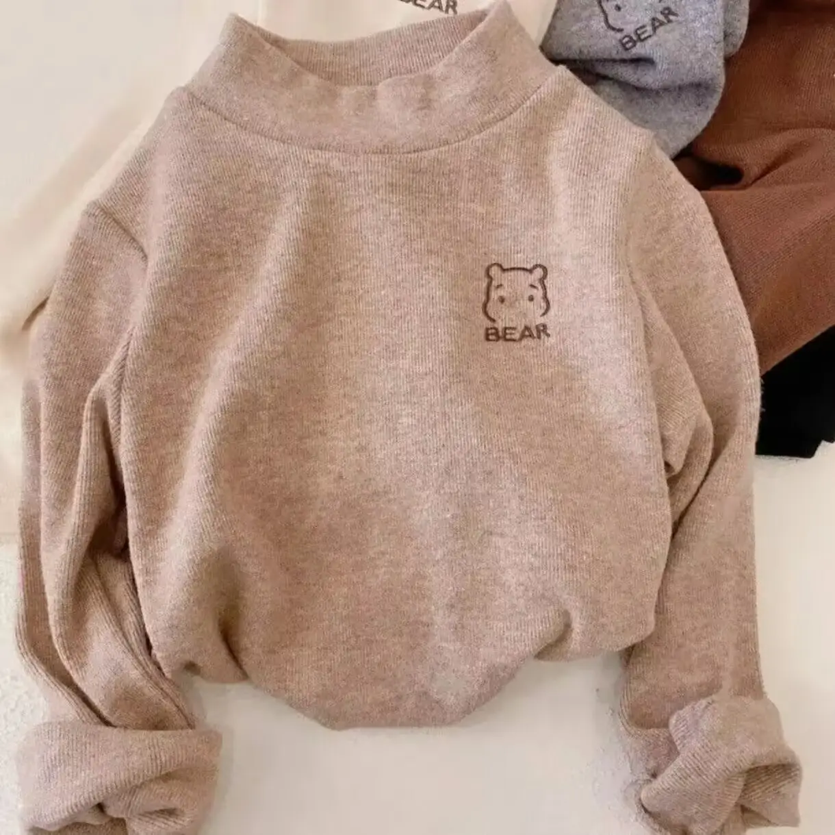 Children's Velvet Half Turtleneck Sweatshirt Beige Bear Print — feature 8