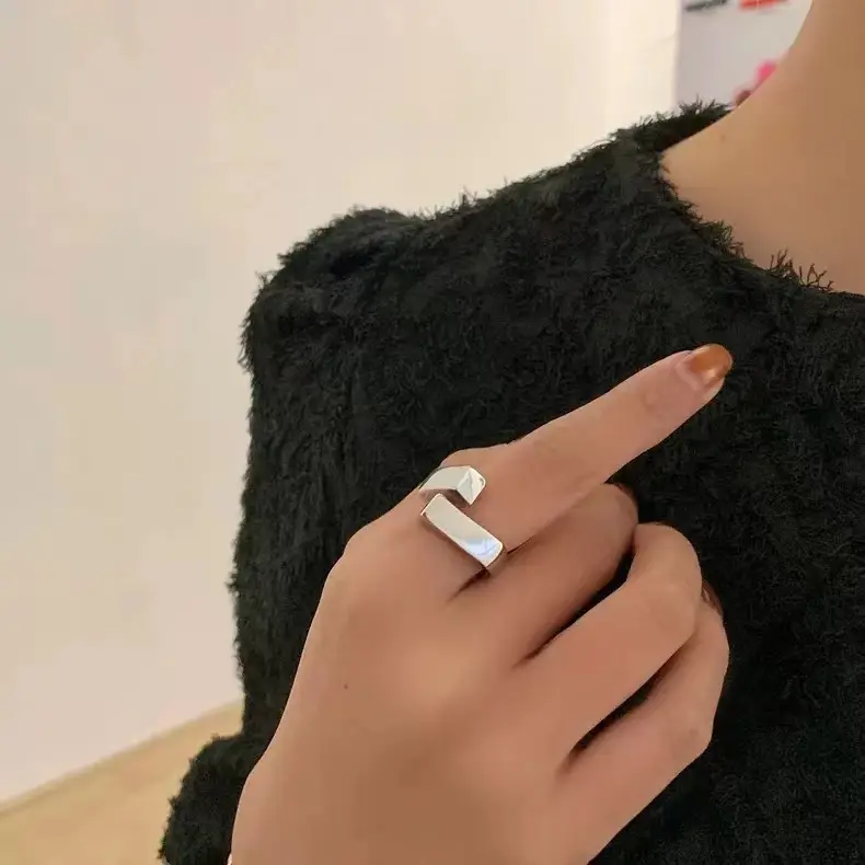 Staggered Rectangular Open Index Ring for Women — feature 2