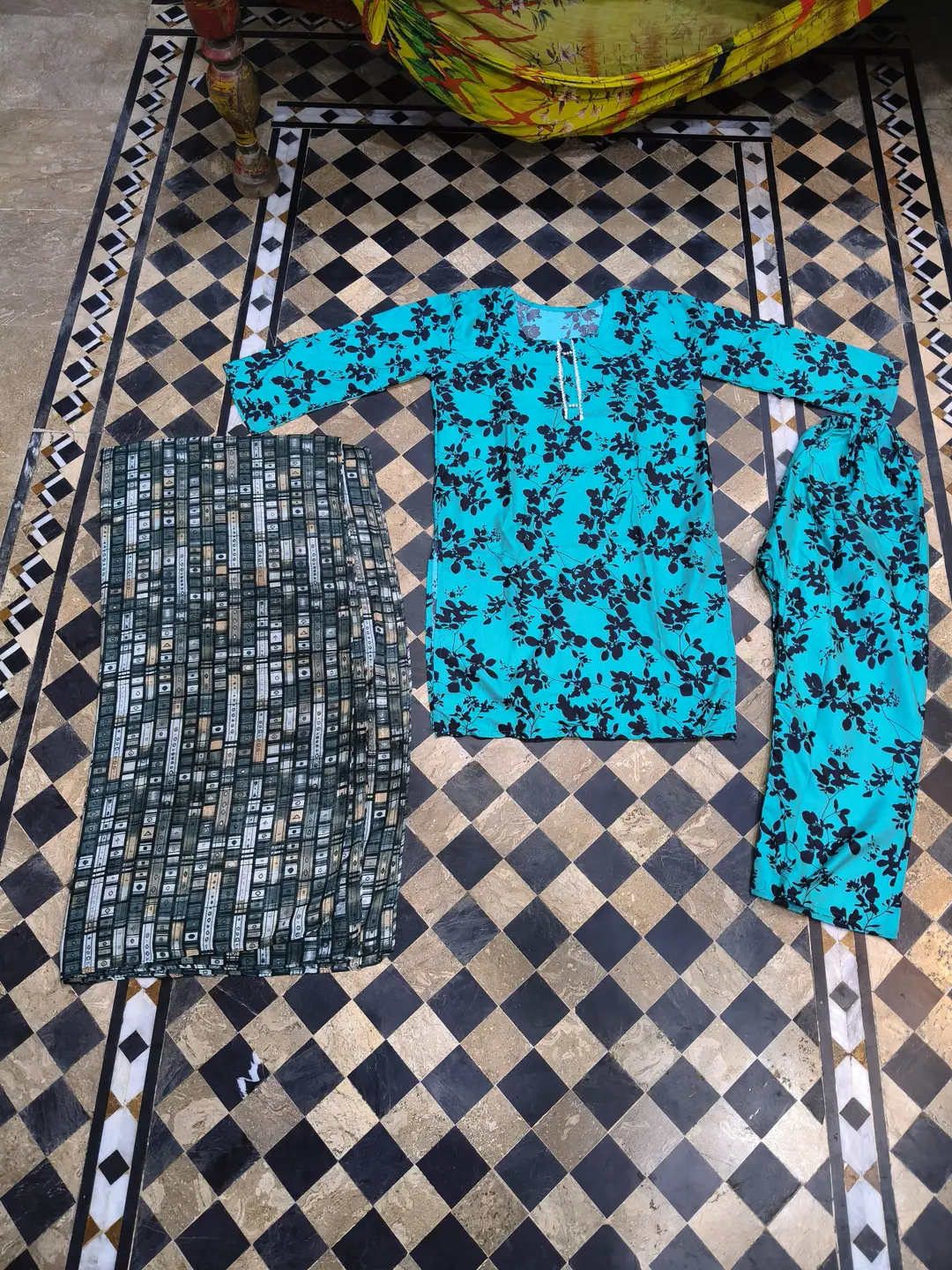 3 Pcs Women's Stitched Cotton Lawn Printed Suit