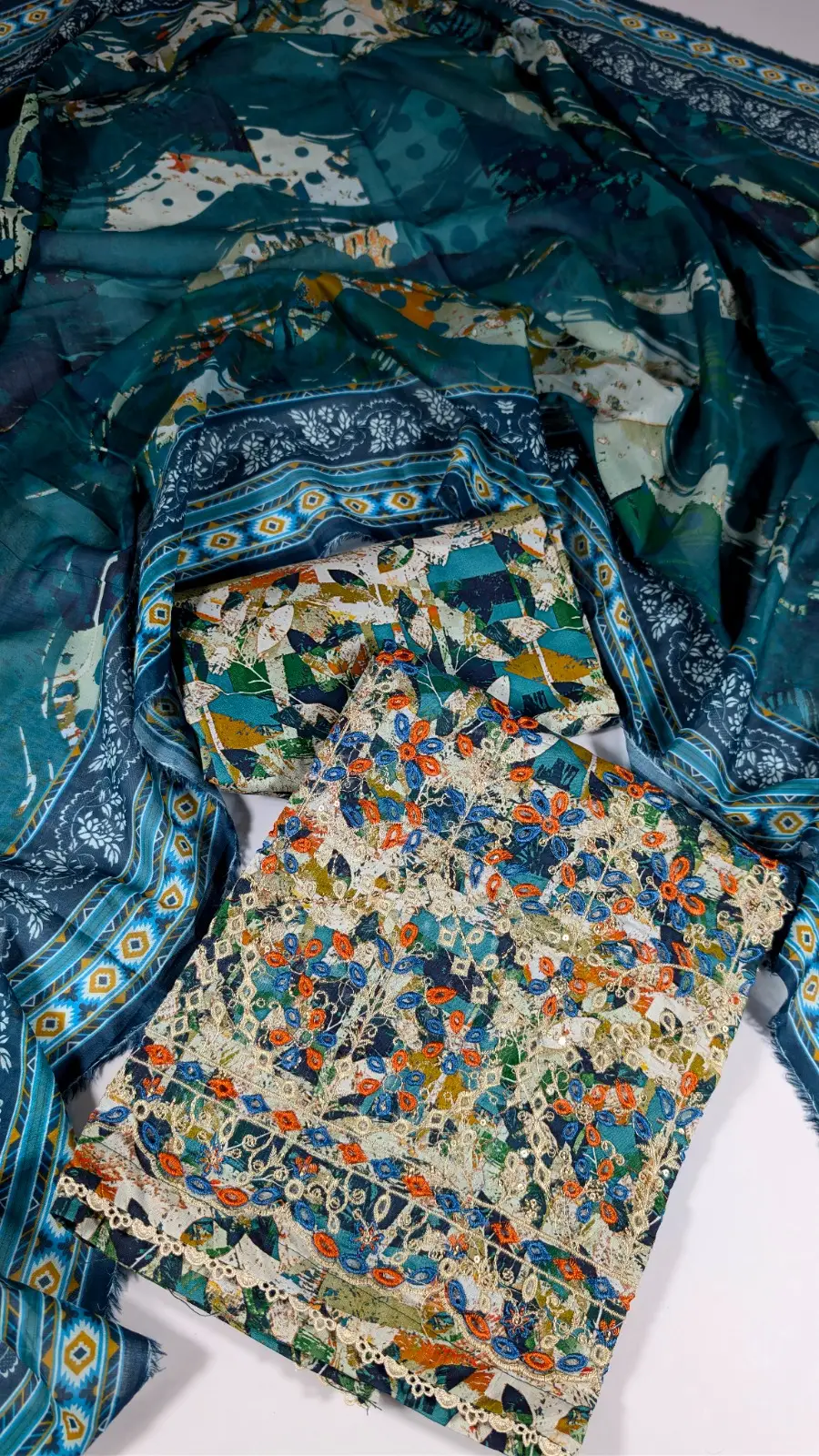 3 Pcs Women's Stitched Lawn Embroidered Suit