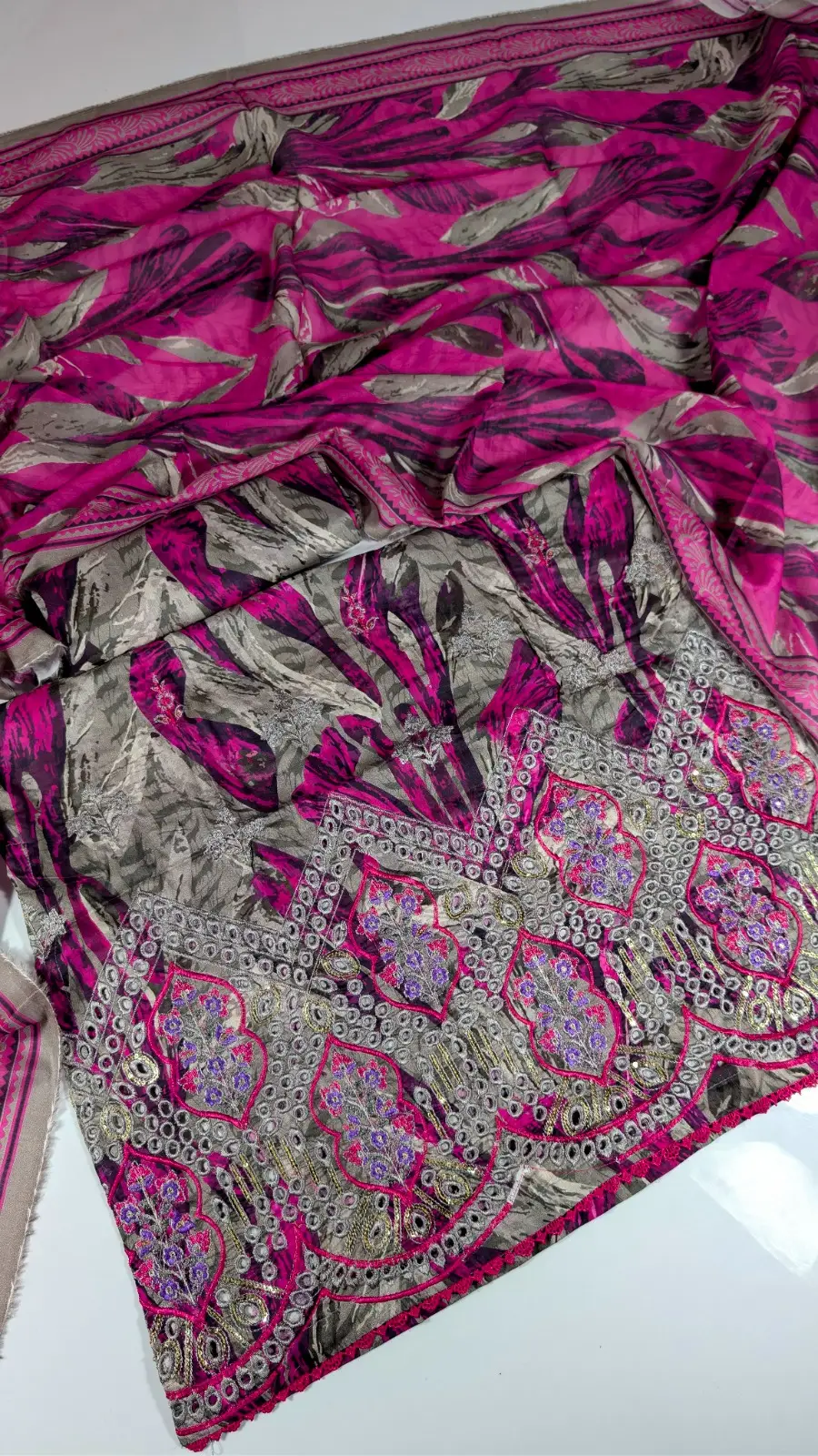 3 Pcs Women's Stitched Lawn Embroidered Suit