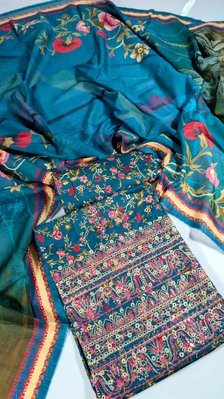3 Pcs Women's Stitched Lawn Embroidered Suit