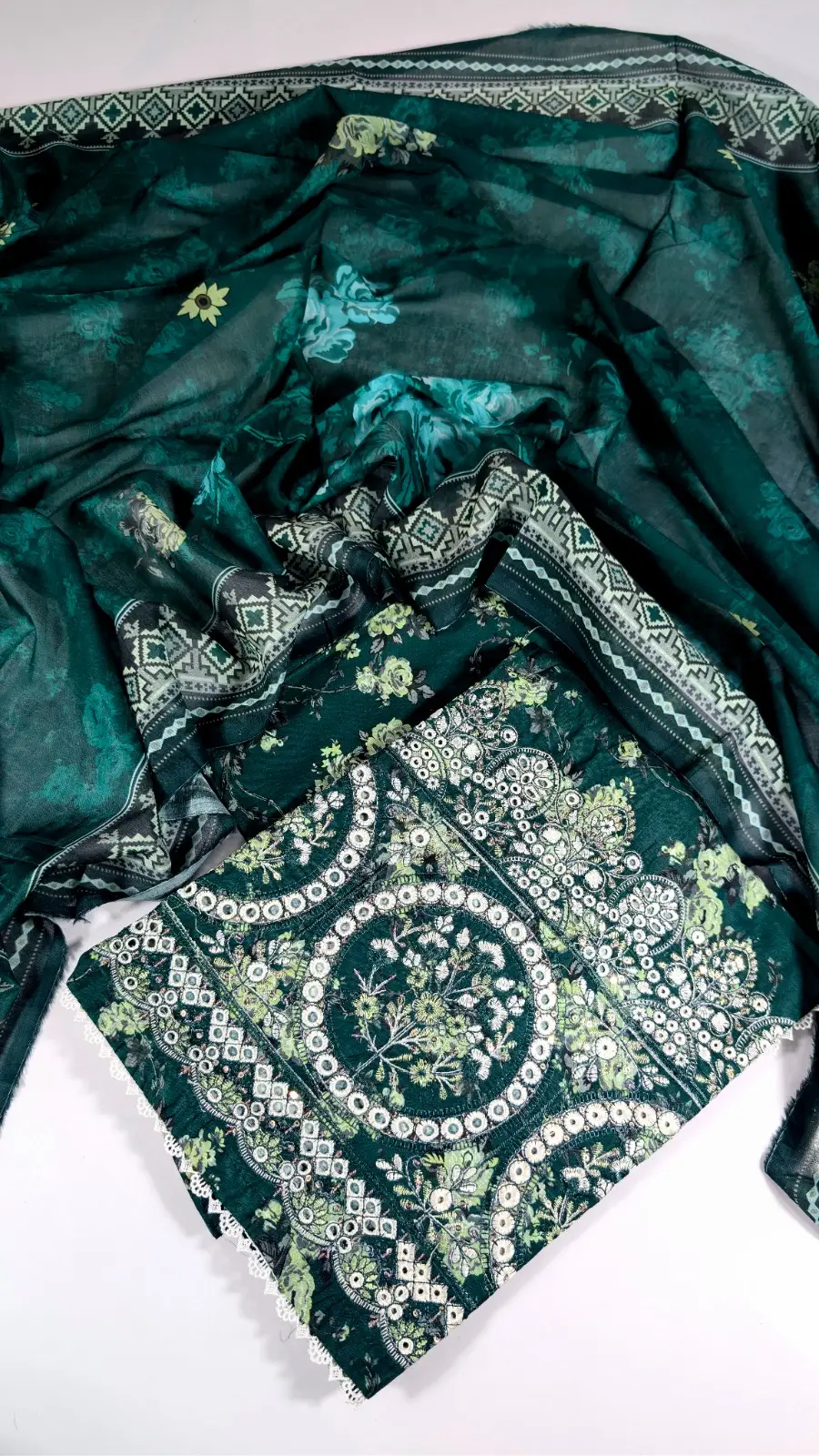 3 Pcs Women's Stitched Lawn Embroidered Suit