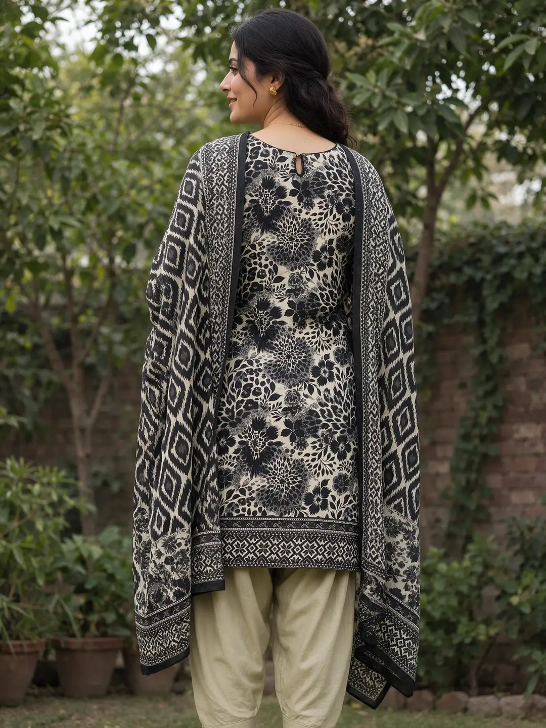 Stylish 3 Pcs Women's Unstitched Lawn Digital Print Suit