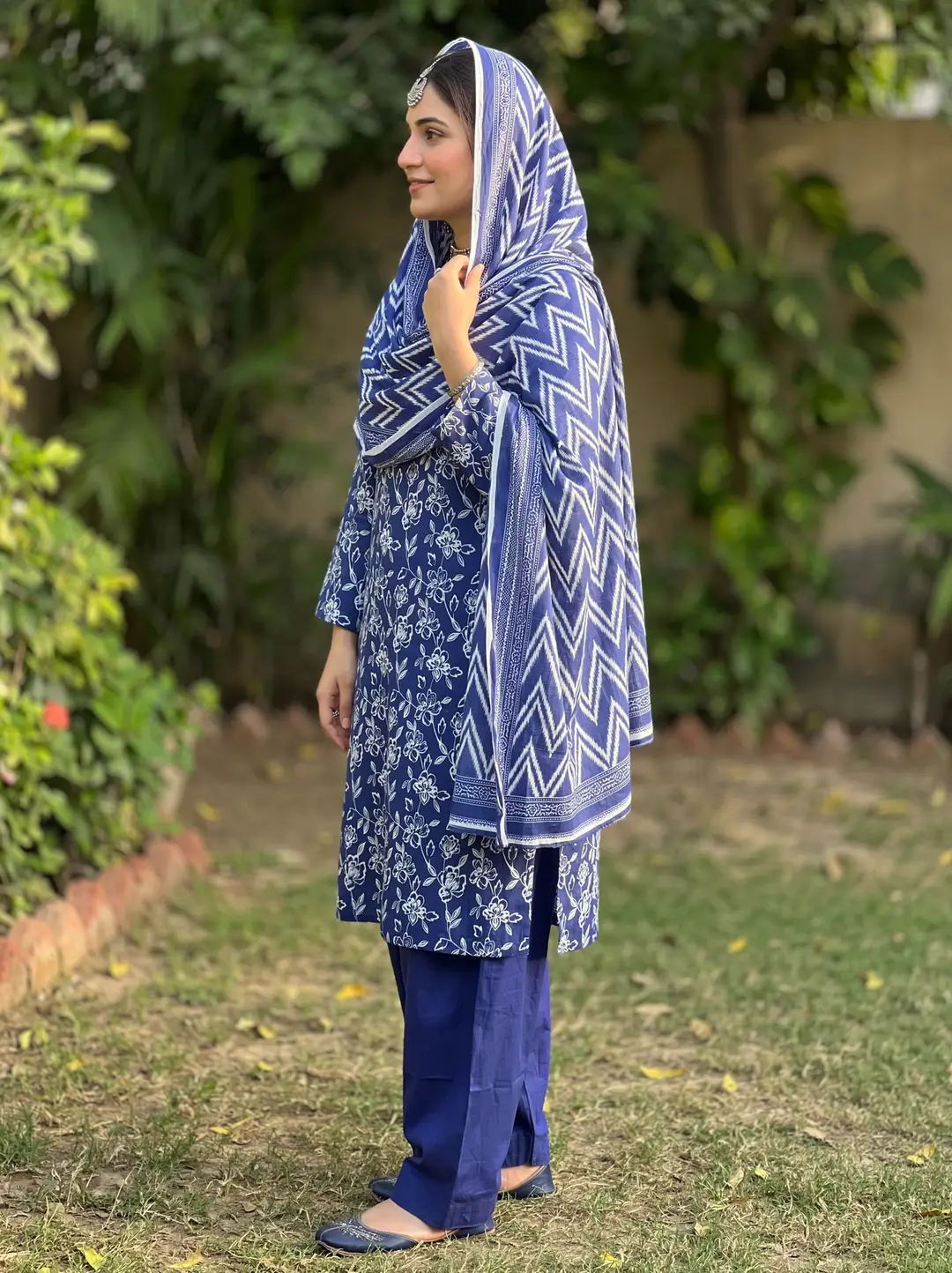 Stylish 3 Pcs Women's Unstitched Lawn Digital Print Suit