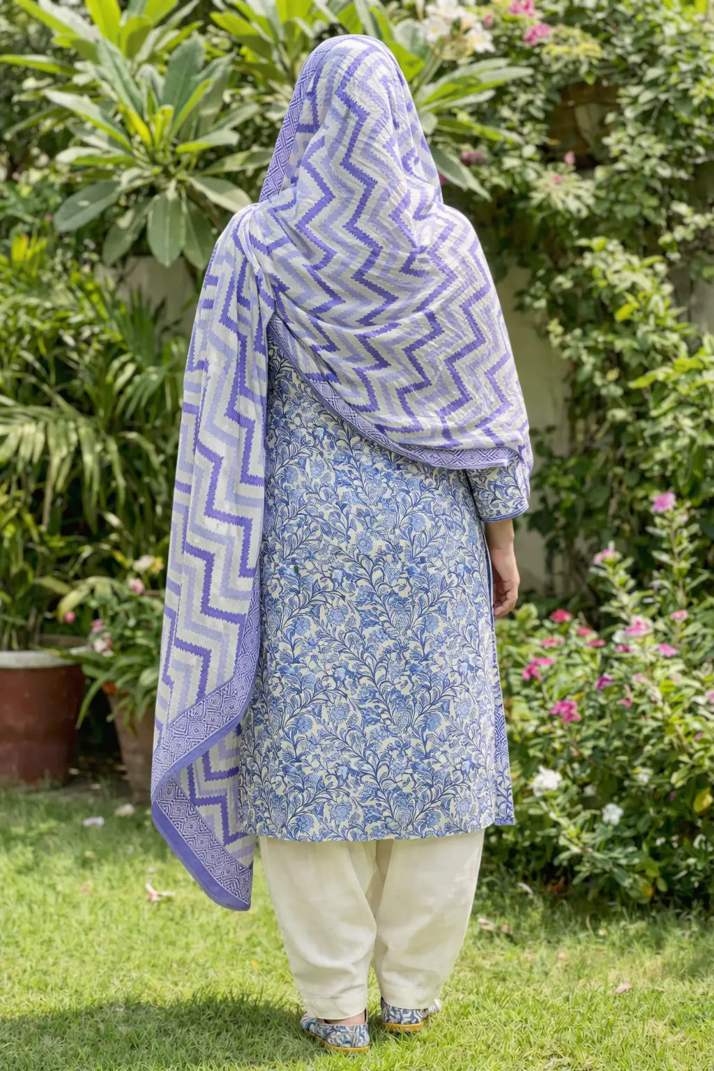 Stylish 3 Pcs Women's Unstitched Lawn Digital Print Suit