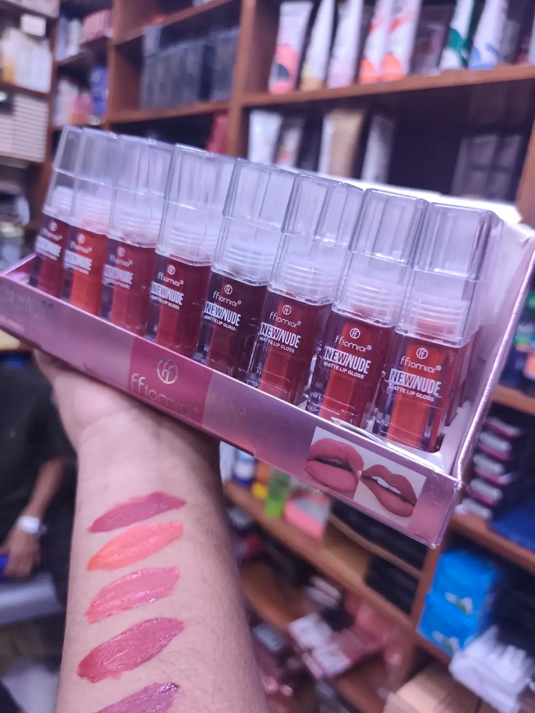 Bold Coverage Lip Gloss 200 g -8 Pcs