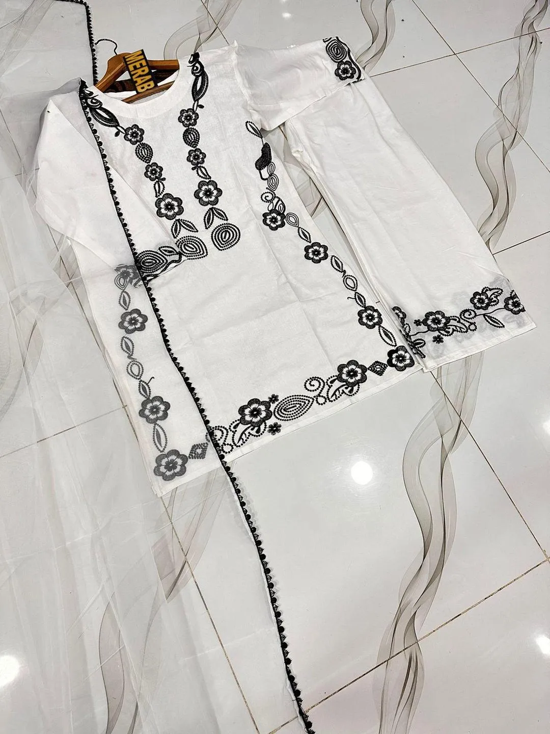 White Embroidered 3Pcs Embroidery Shirt Flapper & Lace Dupatta