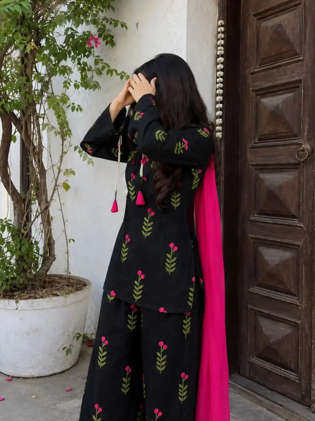 3 Pcs Women's Stitched Dobby Lawn Printed Suit