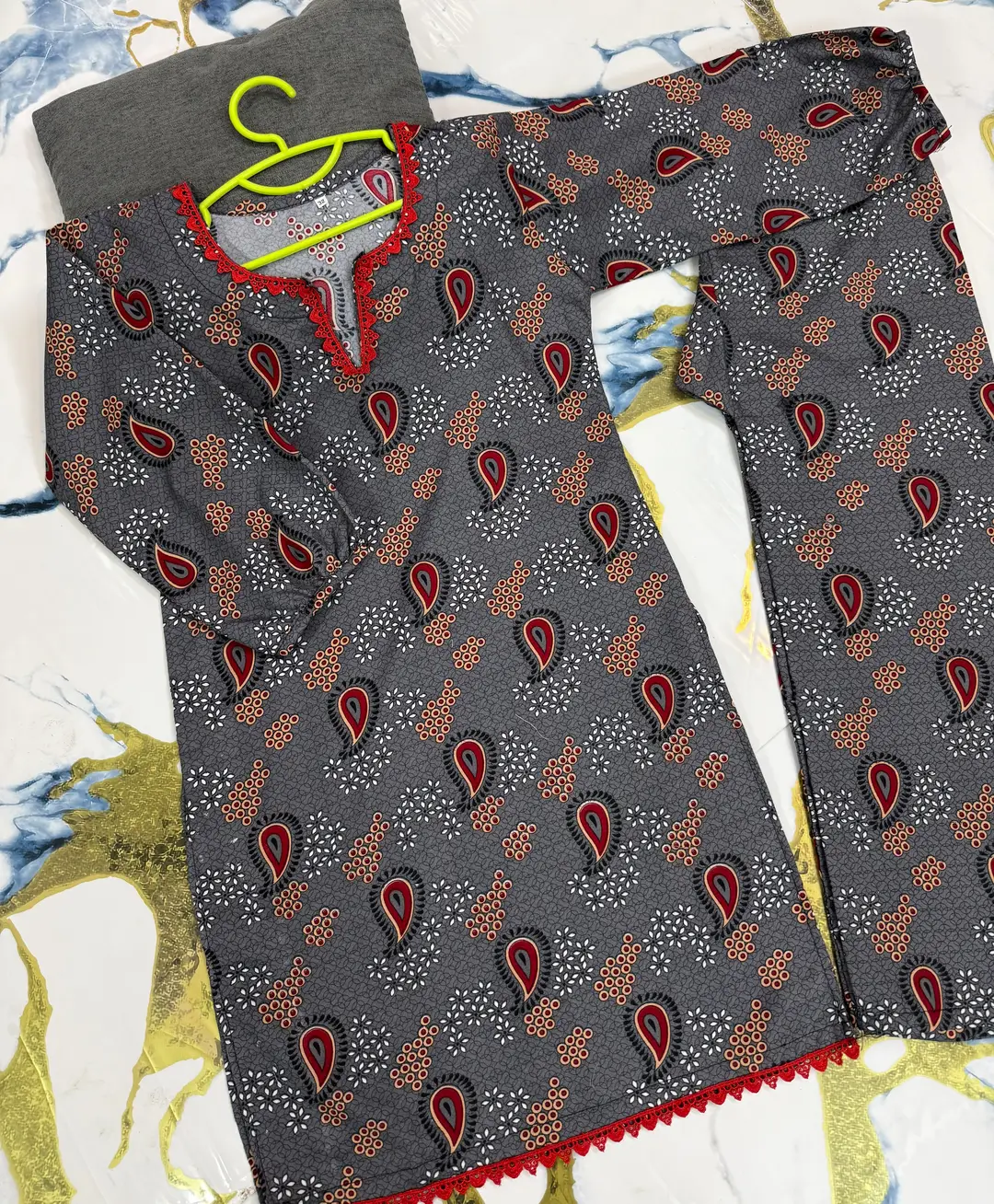 2 Pcs Girl's Cotton Printed Kurta And Trouser