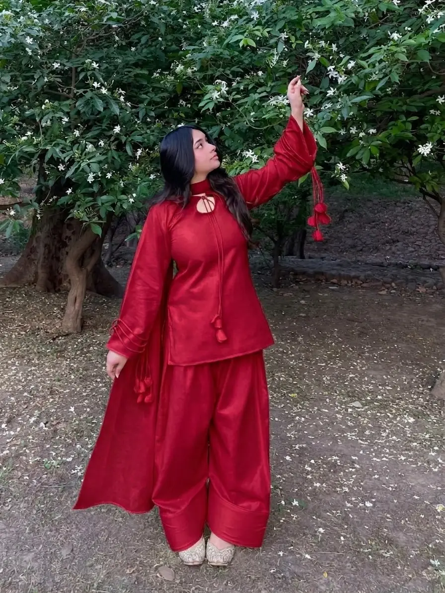 3 Pcs Women's Stitched Cotton Lawn Plain Suit