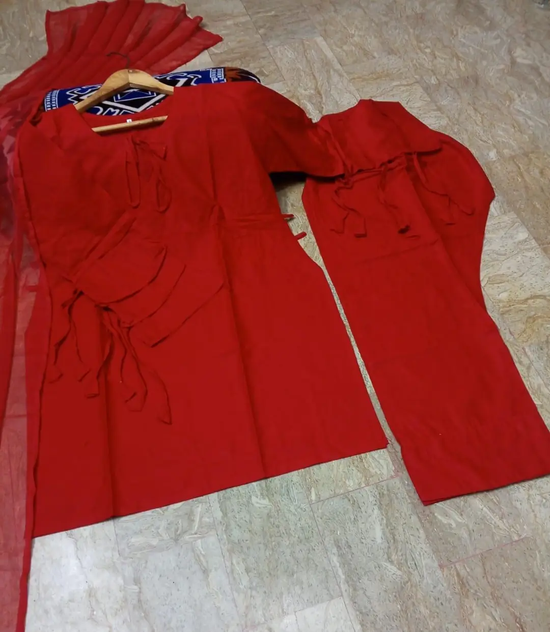 3 Pcs Women's Stitched Cotton Lawn Plain Suit