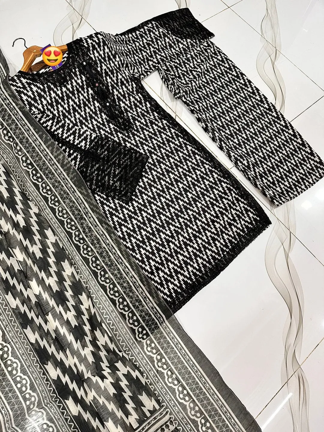 3 Pcs Women's Stitched Lawn Printed Suit