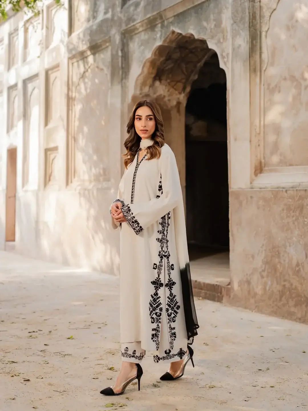 Stunning 3 Pcs Women's Stitched Embroidered Suit