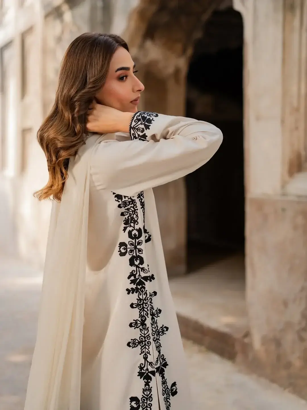 Stunning 3 Pcs Women's Stitched Embroidered Suit
