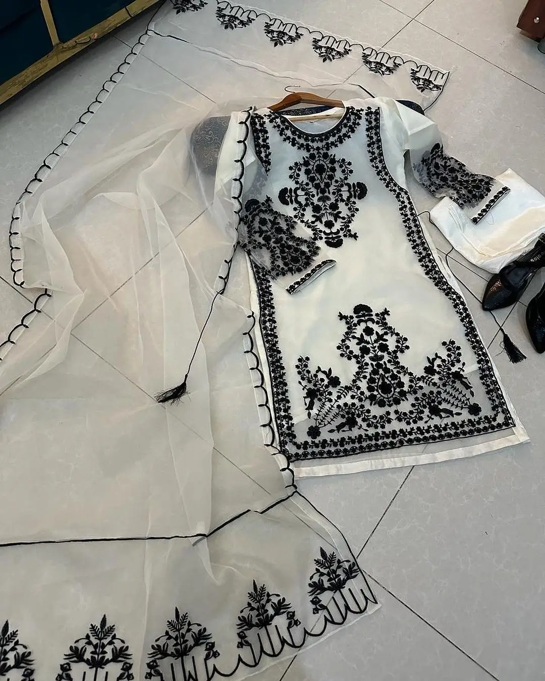 Women's Heavy Embroidered Organza 3 Piece Suit with Embroidered Dupatta – Luxury Party Wear Dress | Eid & Wedding Collection
