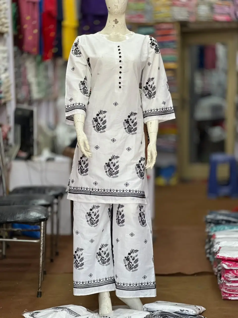 3 Pcs Women's Stitched Cotton Lawn Embroidered Suit