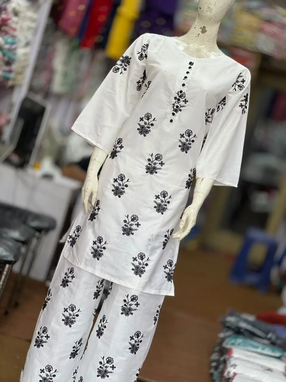 3 Pcs Women's Stitched Cotton Lawn Embroidered Suit