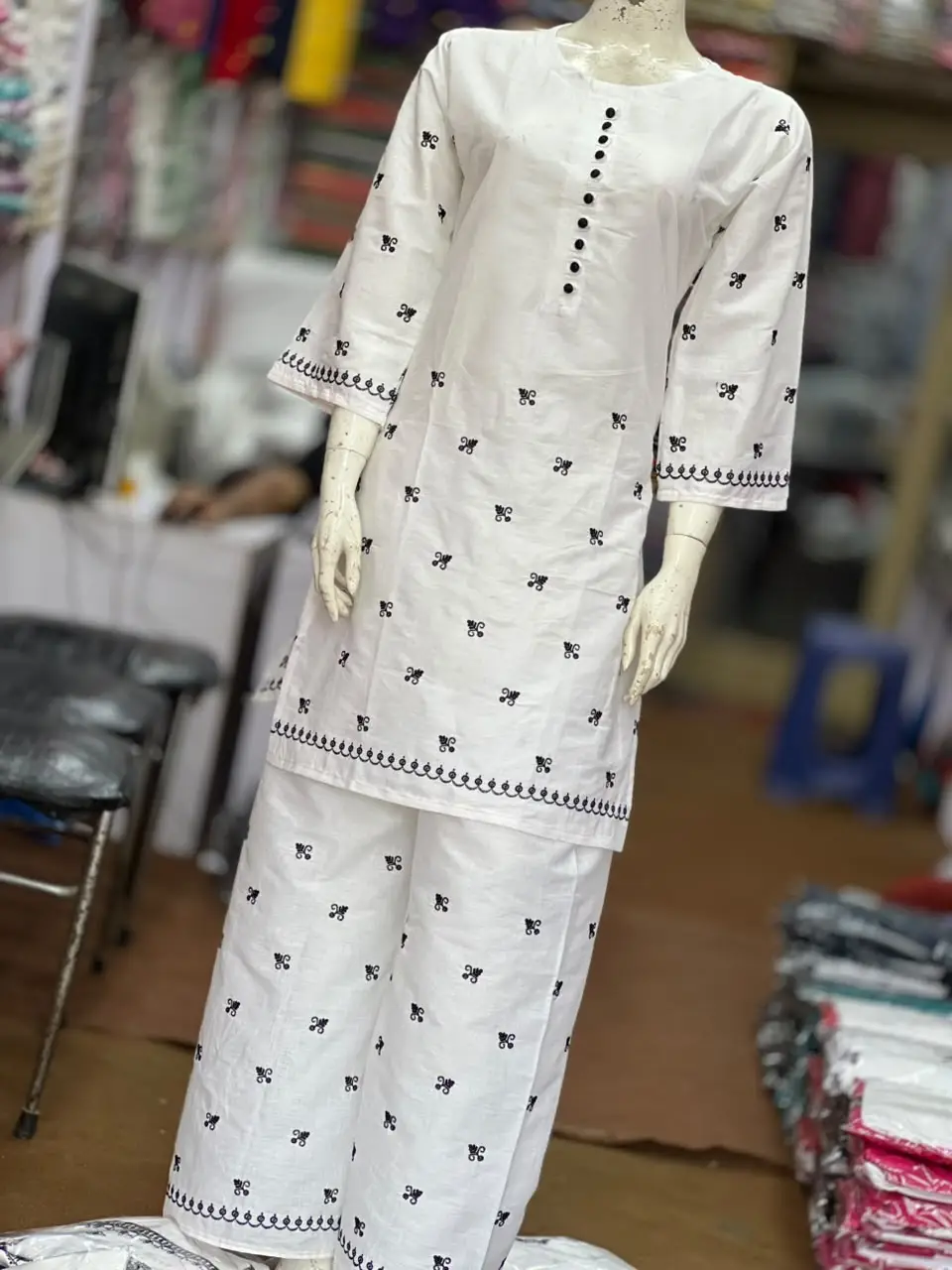 3 Pcs Women's Stitched Cotton Lawn Embroidered Suit