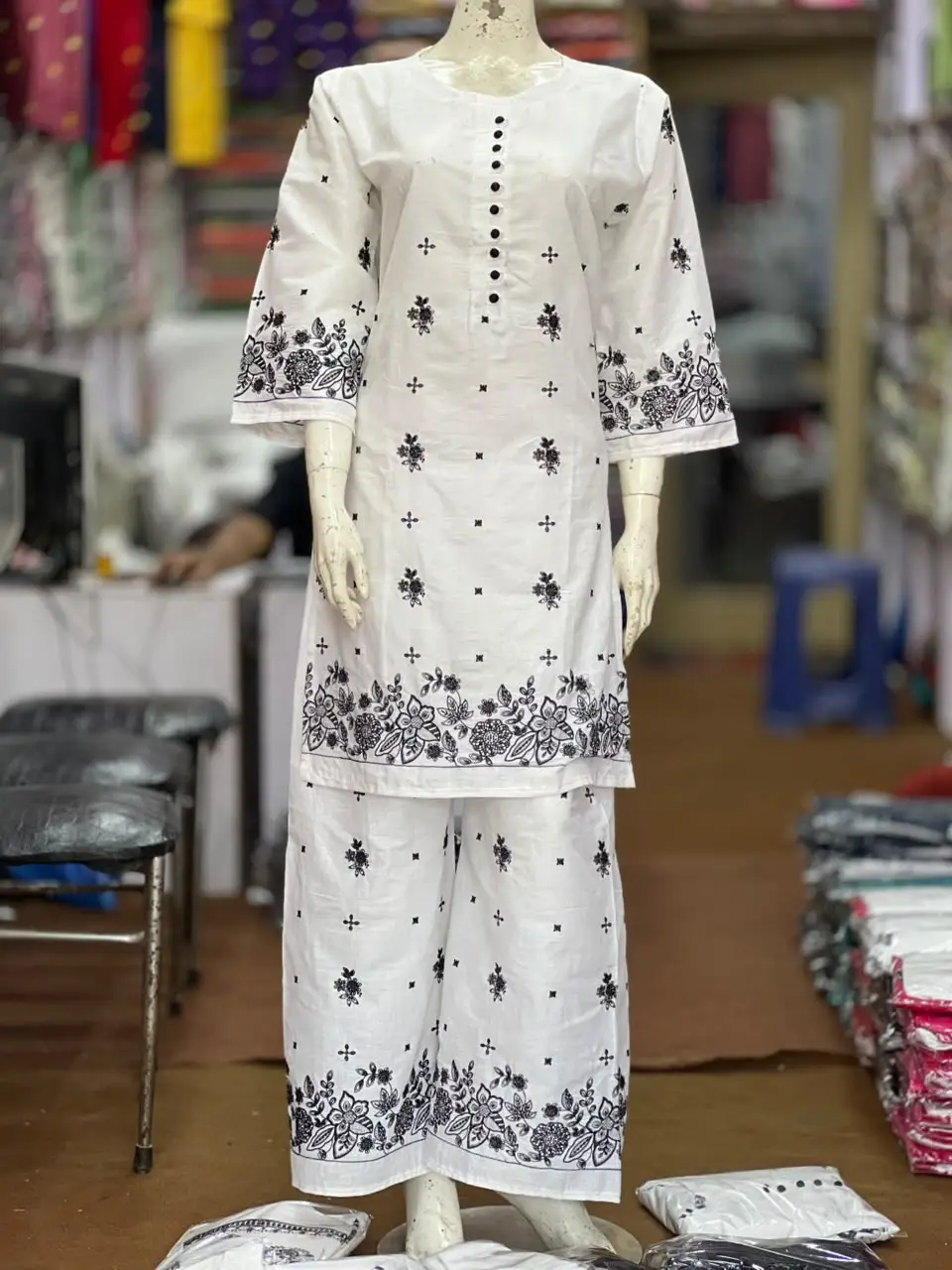3 Pcs Women's Stitched Cotton Lawn Embroidered Suit