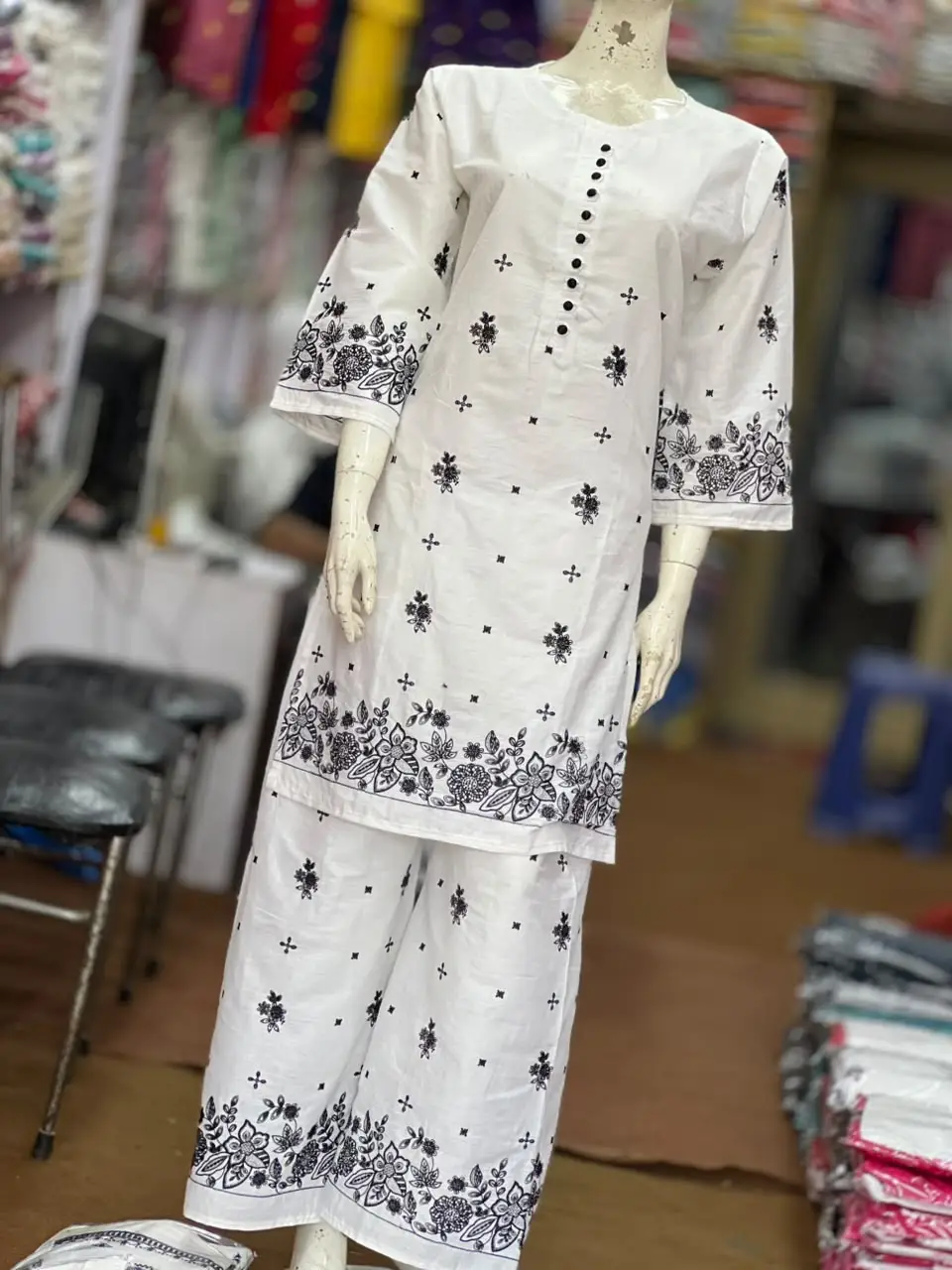 3 Pcs Women's Stitched Cotton Lawn Embroidered Suit