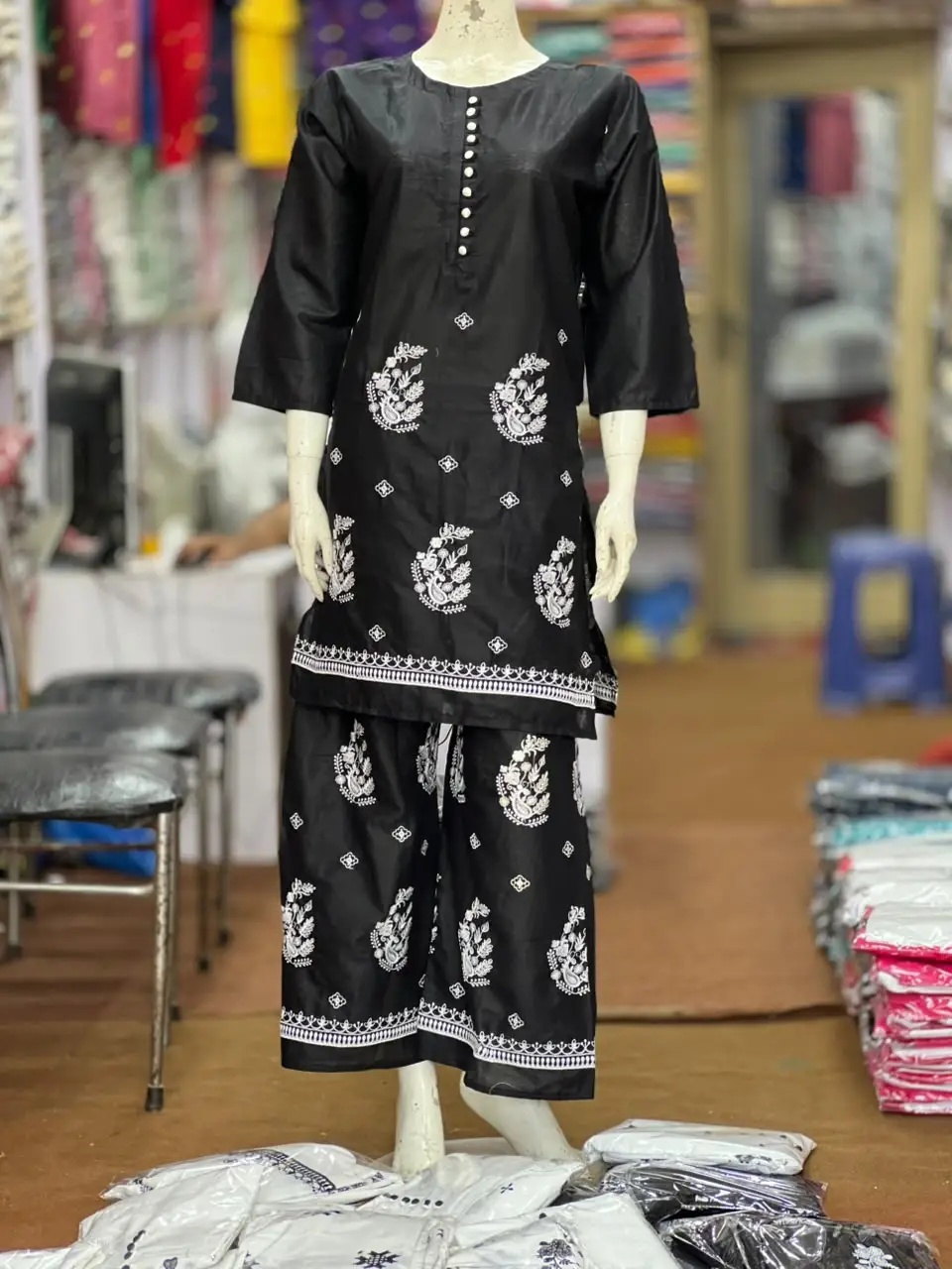 3 Pcs Women's Stitched Cotton Lawn Embroidered Suit