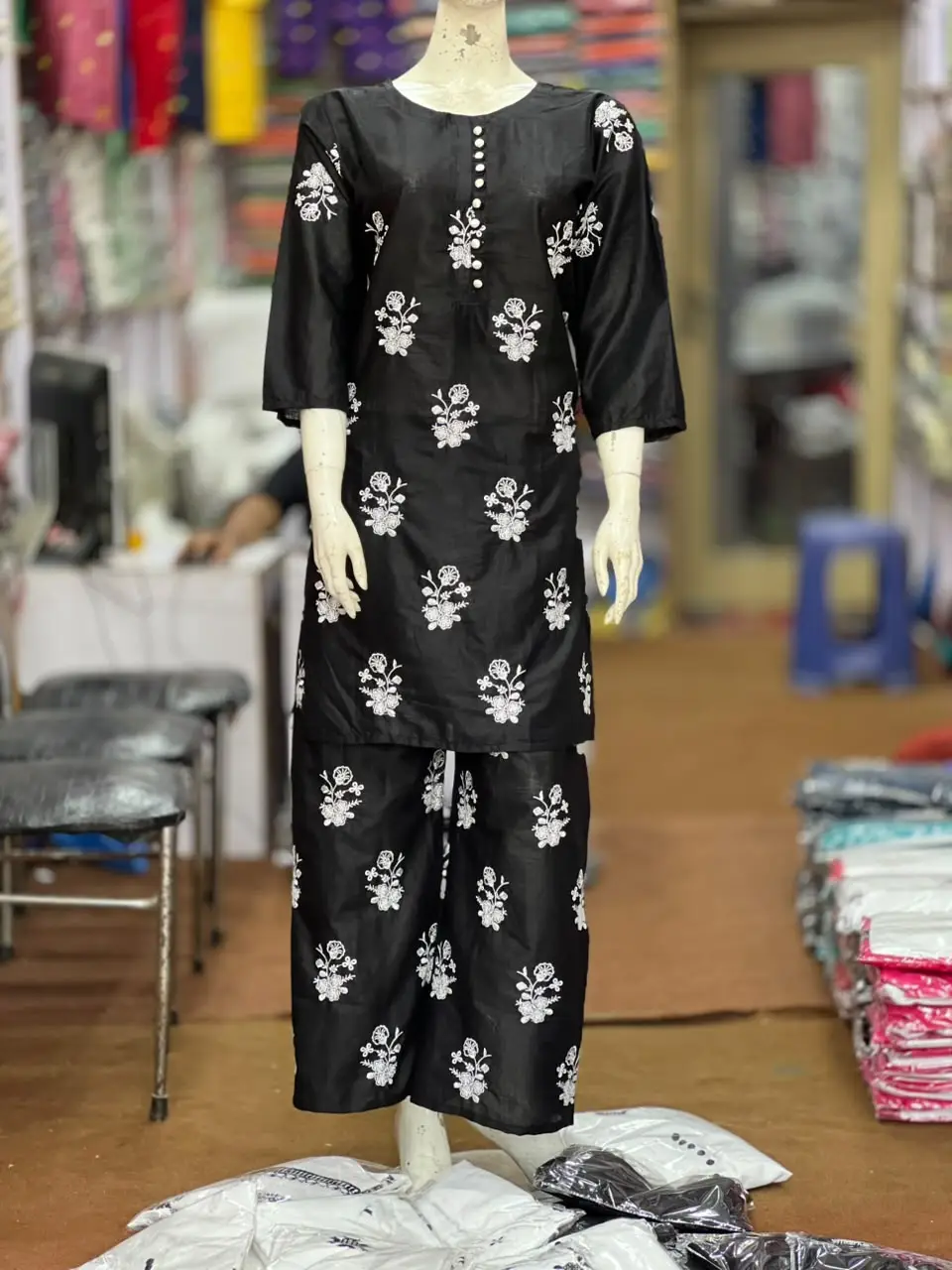3 Pcs Women's Stitched Cotton Lawn Embroidered Suit