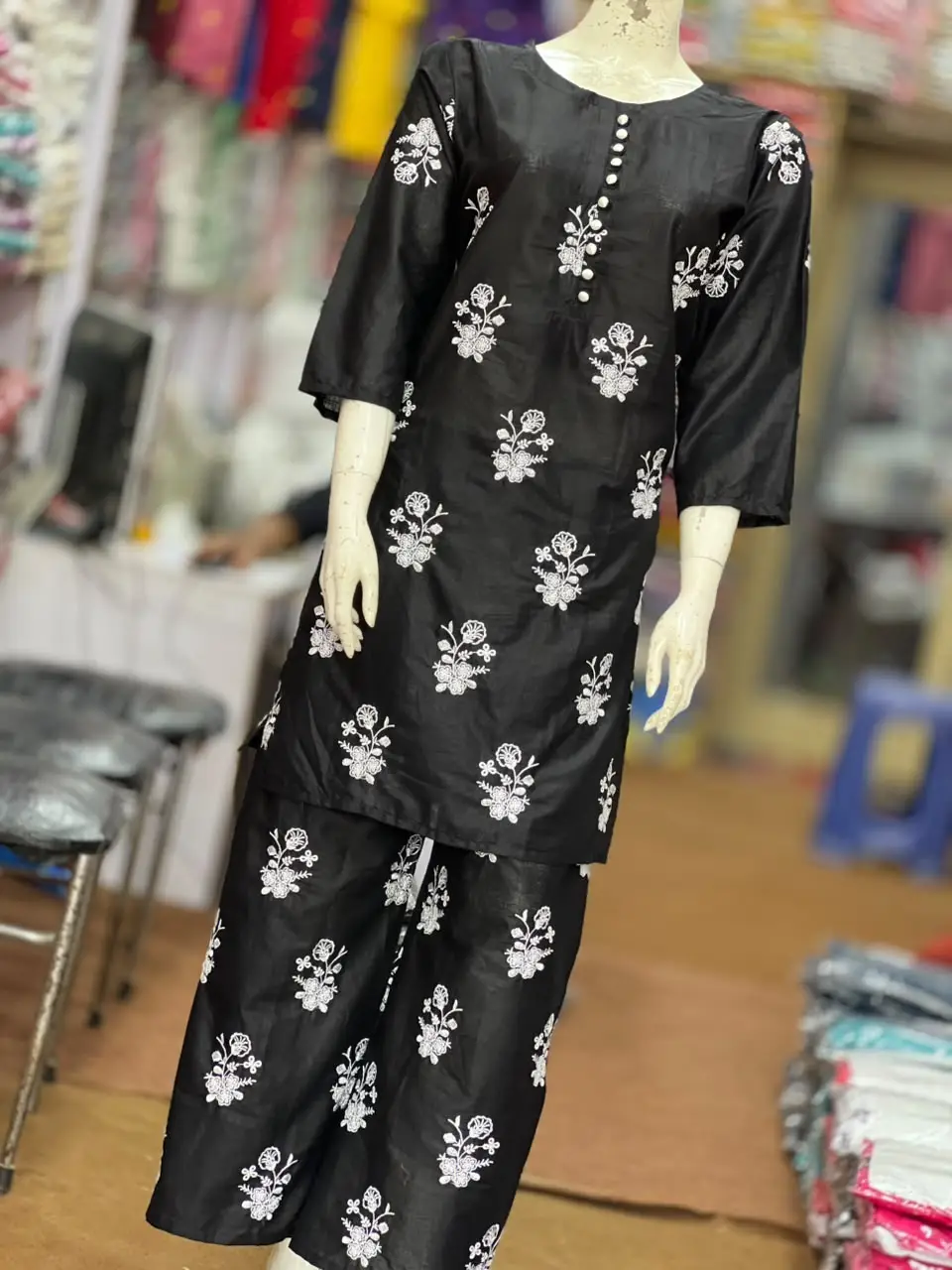 3 Pcs Women's Stitched Cotton Lawn Embroidered Suit
