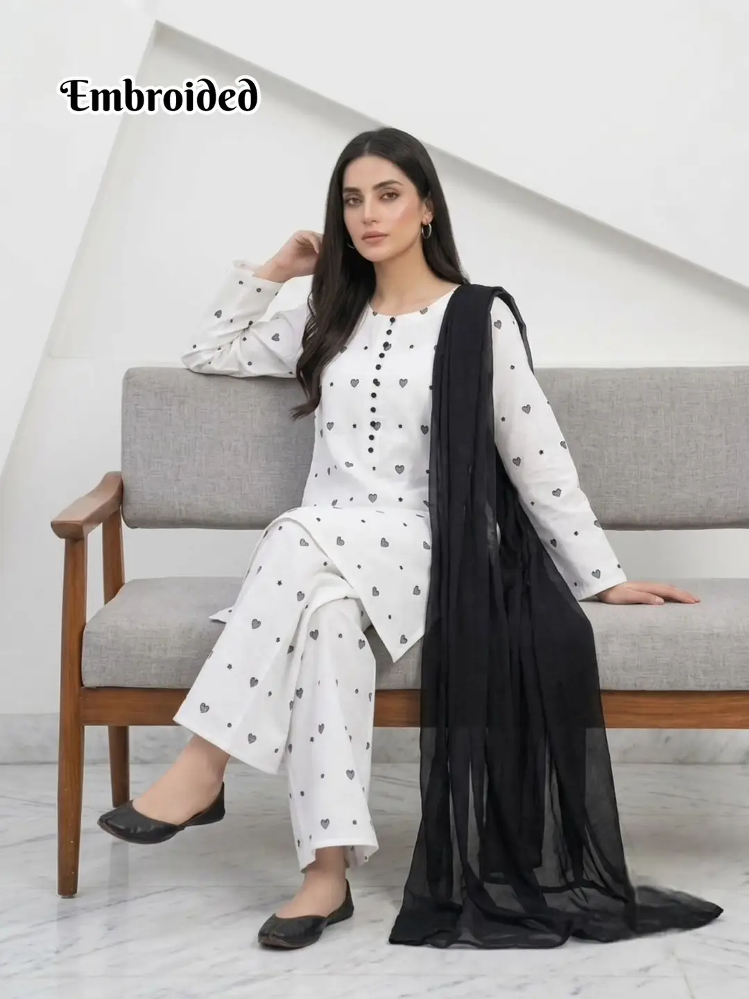 3 Pcs Women's Stitched Cotton Lawn Embroidered Suit