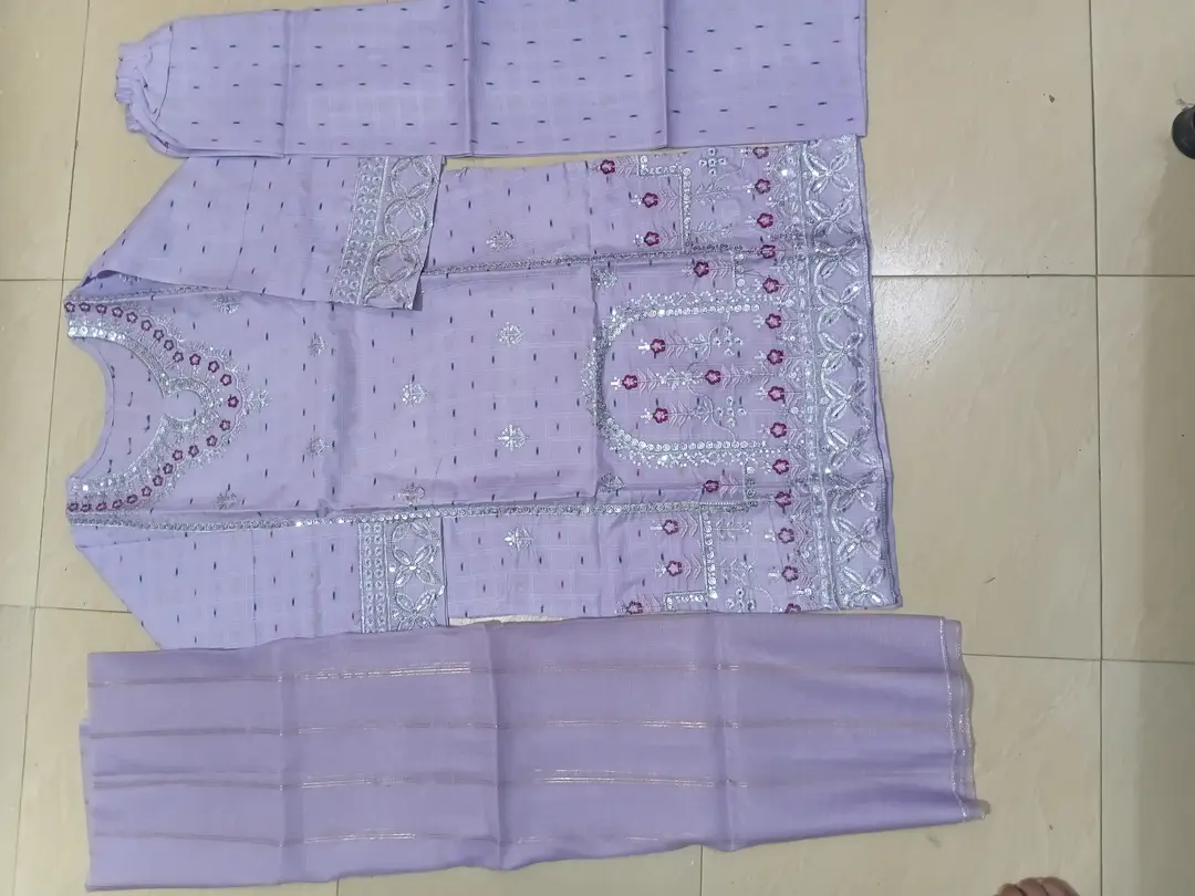 3 Pcs Women's Stitched Cotton Lawn Embroidered Suit