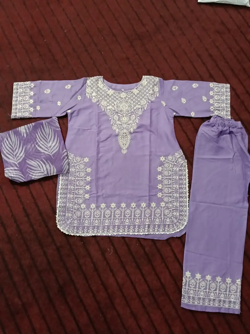 3 Pcs Women's Stitched Cotton Lawn Embroidered Suit