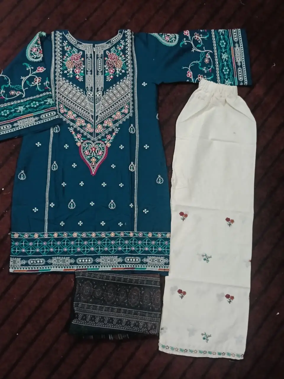 3 Pcs Women's Stitched Cotton Lawn Embroidered Suit