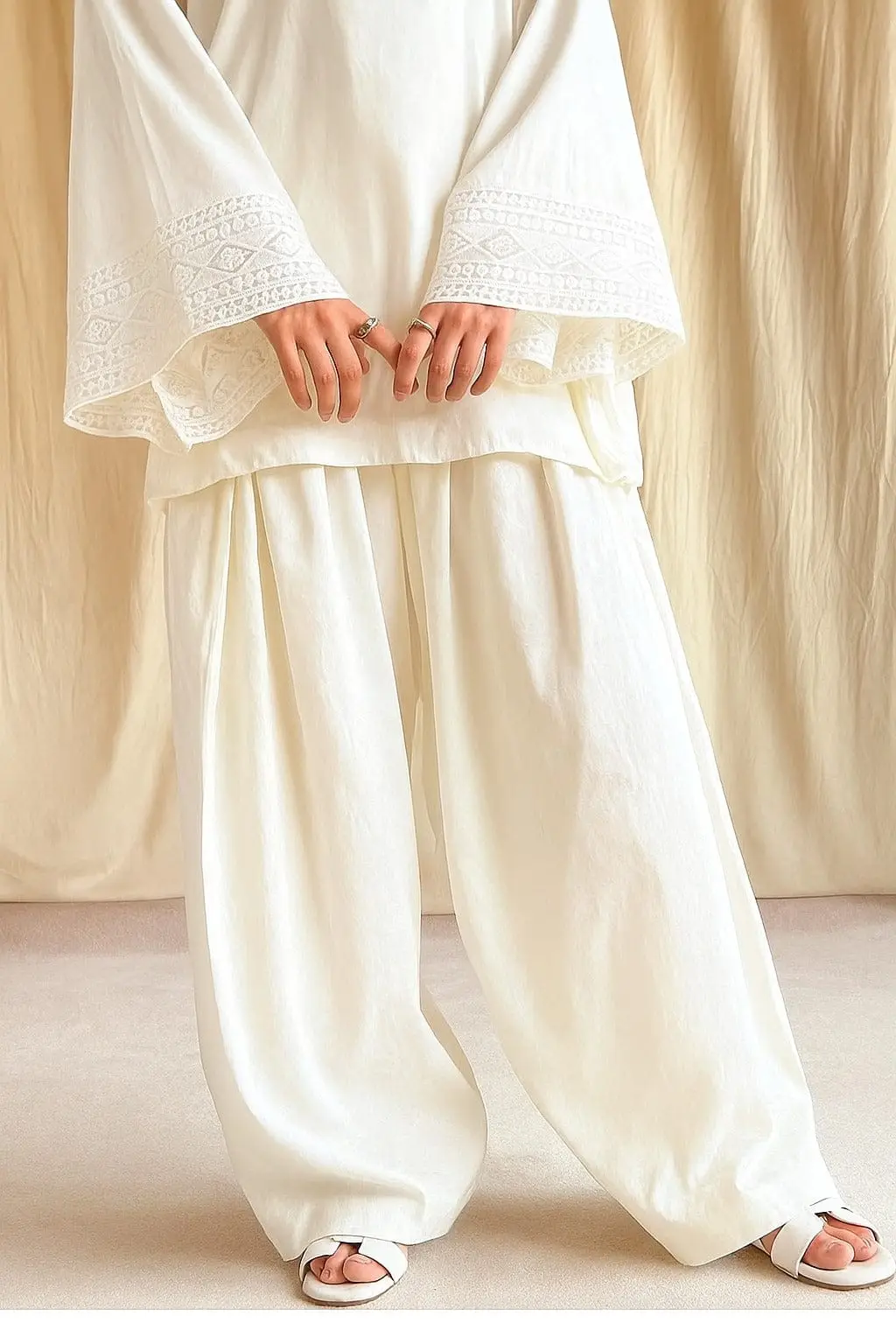 3 Pcs Women's Stitched Cotton Lawn Embroidered Suit