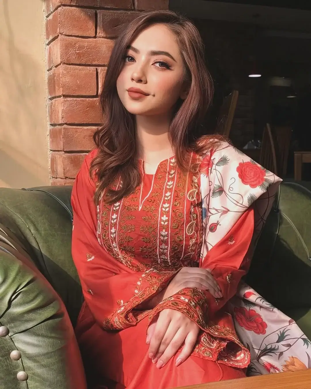 3 Pcs Women's Stitched Cotton Lawn Embroidered Suit