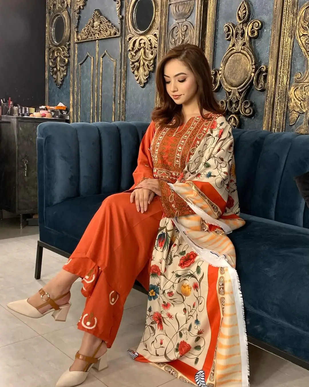 3 Pcs Women's Stitched Cotton Lawn Embroidered Suit