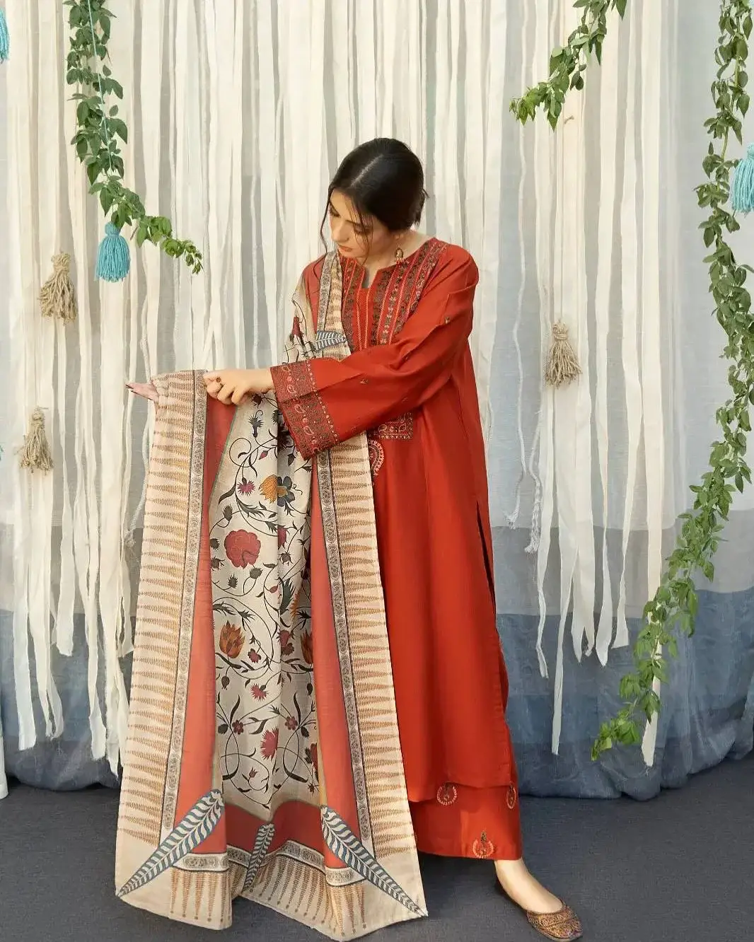 3 Pcs Women's Stitched Cotton Lawn Embroidered Suit