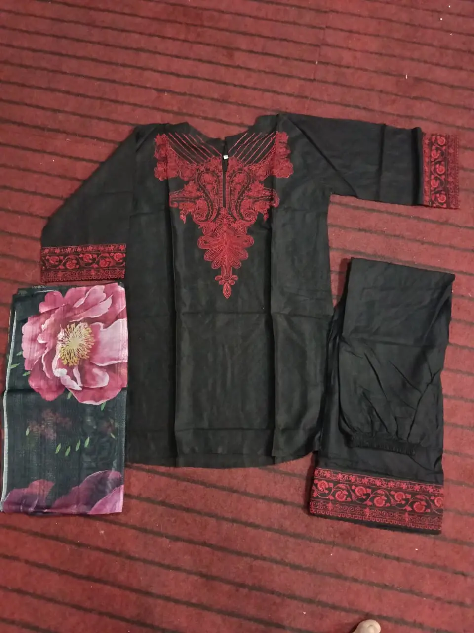 Mahnoor 3 Pcs Women's Stitched Linen Embroidered Suit