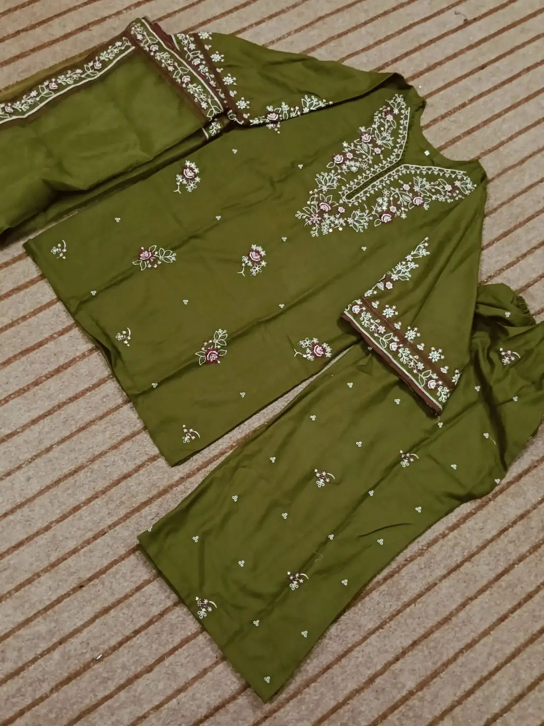 Zarkish olive 3 Pcs Women's Stitched Linen Embroidered Suit