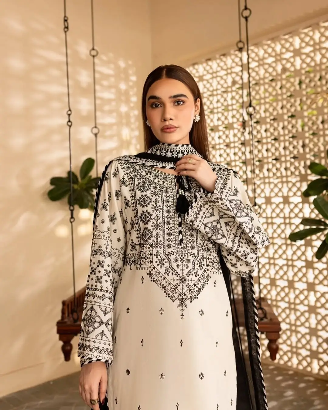 Arfa 3 Pcs Women's Stitched Linen Embroidered Suit