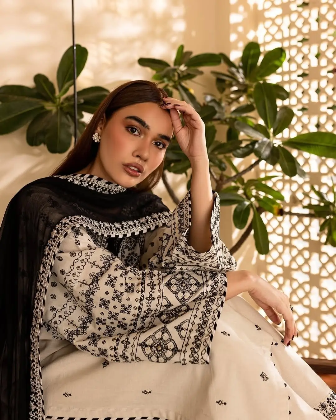 Arfa 3 Pcs Women's Stitched Linen Embroidered Suit