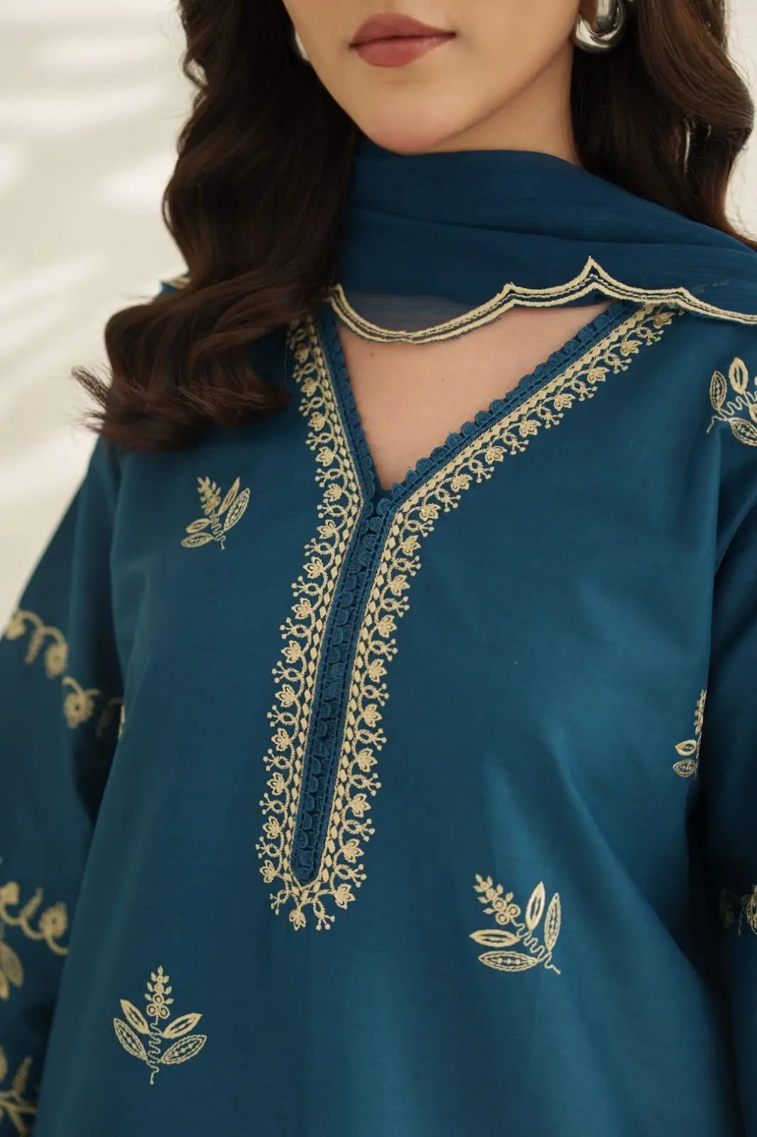 Neelum 3 Pcs Women's Stitched Linen Embroidered Suit