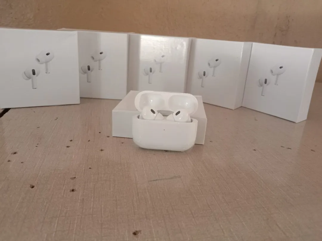 White Long-Lasting Battery With Fast Charge Earbuds Pro 3.0