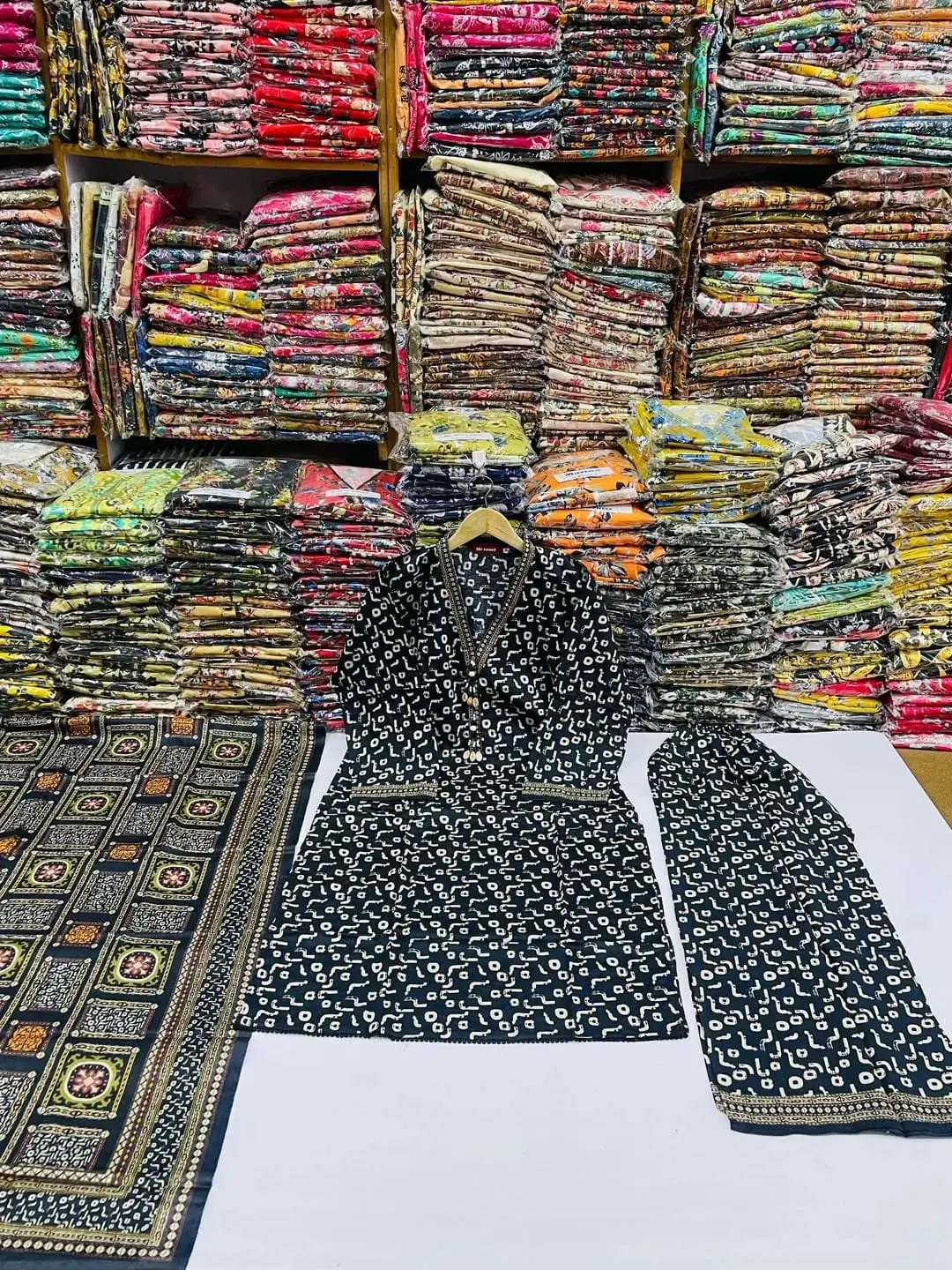 3 Pcs Women's Stitched Lawn Printed Suit