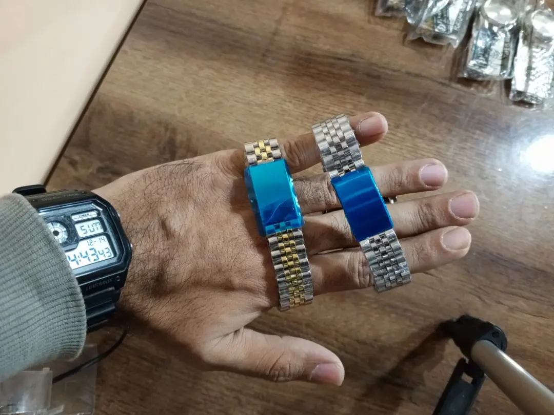 Men's Modern Stylish Look Watch - Random Multicolor Dial Art# BB-Lox-9004000-003