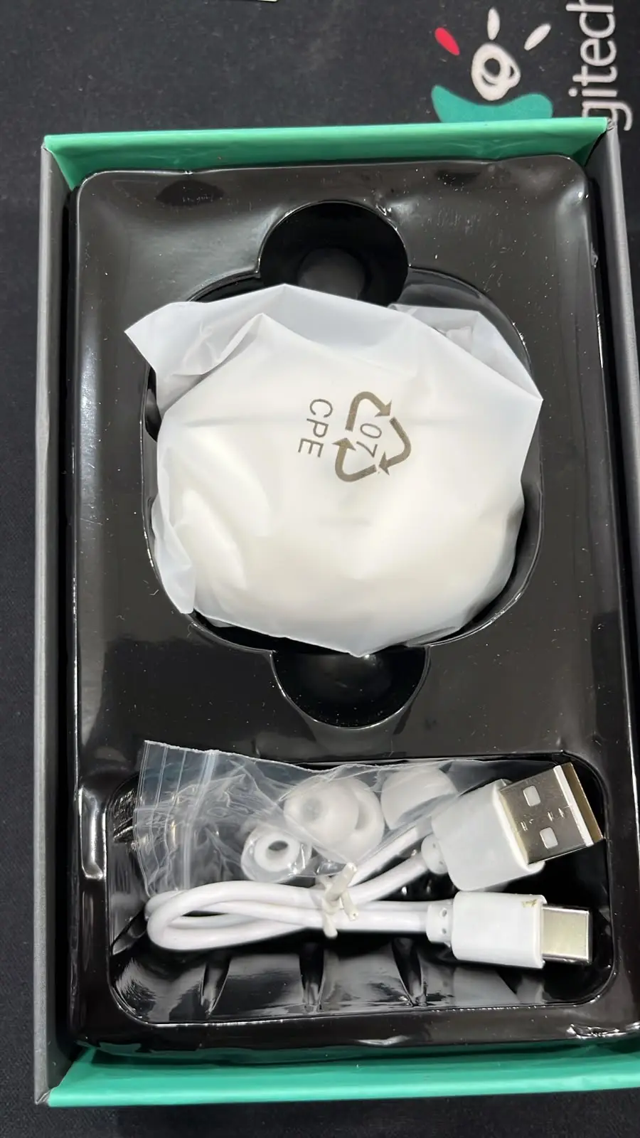 White Long-Lasting Battery With Fast Charge 4 Earbuds